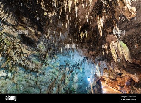 La Grotta di Fangchenggang: Un'Oasi Sotterranea Ricca di Misteri!