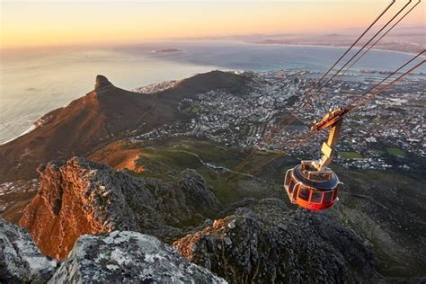  The Table Mountain Aerial Cableway: Unforgettable Views and Thrilling Ascent!